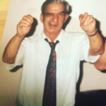 Yannick De Martino Instagram - J’ai retrouvé une photo de mon grand-père en 91. Salt bae n’a rien inventé. Anthonyo faisait sa technique avant lui en double.