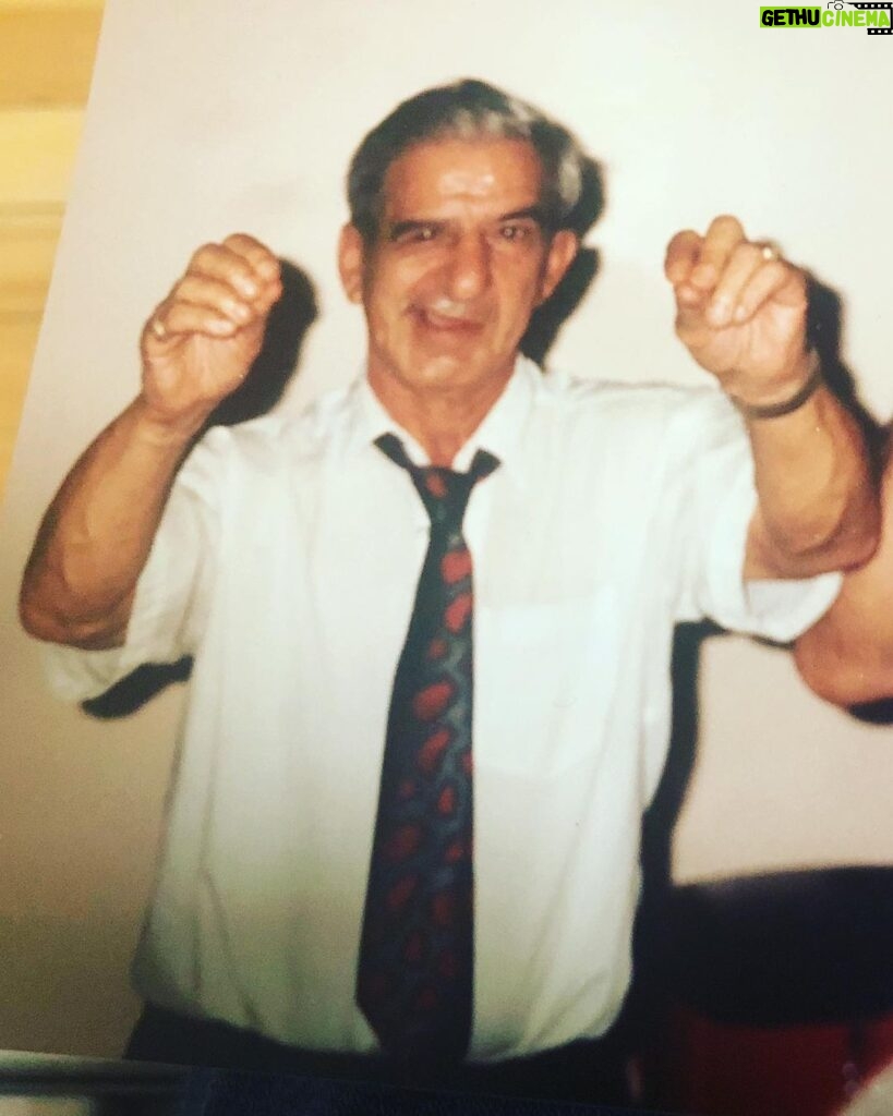 Yannick De Martino Instagram - J’ai retrouvé une photo de mon grand-père en 91. Salt bae n’a rien inventé. Anthonyo faisait sa technique avant lui en double.