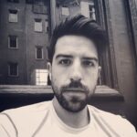 Yannick De Martino Instagram - Auto-portrait à Berlin pendant que mon ami faisait caca dans un café branché.