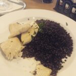 Yannick De Martino Instagram – Je viens de retrouver mes photos de soupers quand j’étais à Prague. Ça fait rêver. L’aiglefin avec les lentilles était particulièrement fade sinon j’ai sincèrement adoré la ville.

Likez si vous voulez que mon contenu devienne principalement des images de nourriture pas sexy.