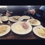 Yannick De Martino Instagram – Je viens de retrouver mes photos de soupers quand j’étais à Prague. Ça fait rêver. L’aiglefin avec les lentilles était particulièrement fade sinon j’ai sincèrement adoré la ville.

Likez si vous voulez que mon contenu devienne principalement des images de nourriture pas sexy.