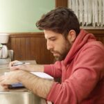 Yannick De Martino Instagram - Un gros singe qui comprend pas c’est quoi un cellulaire, un crayon et du papier.