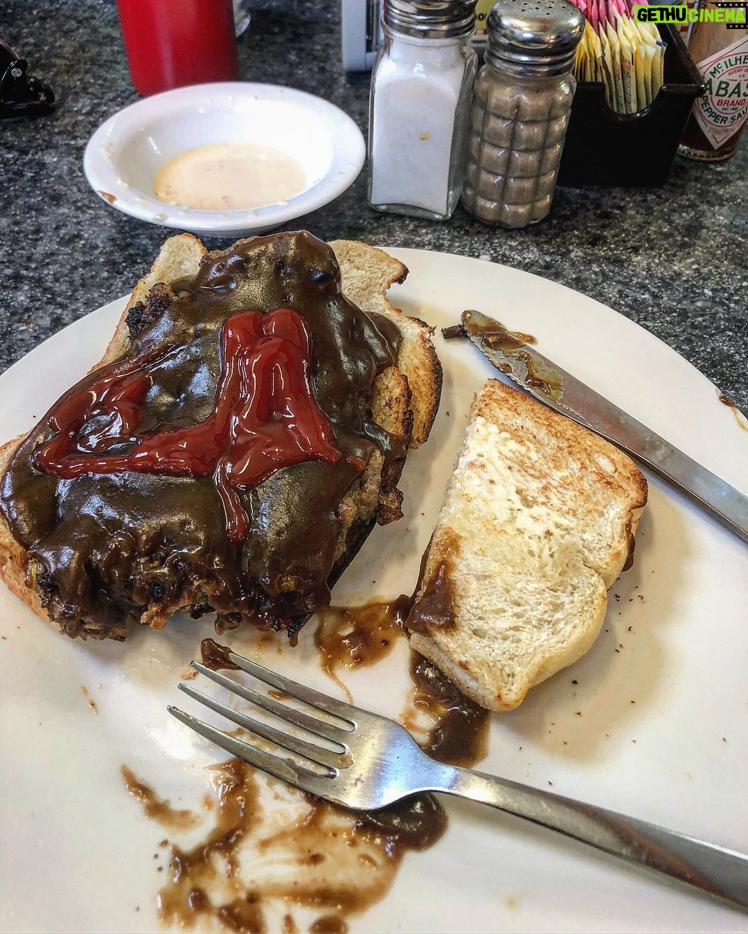 Yannick De Martino Instagram - @crossroadsnh menoum menoum. Ça ne bat pas @jferrer.europea mais proche. #foodporn Crossroads Diner & Deli