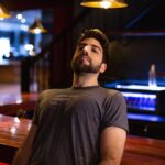 Yannick De Martino Instagram - Je me suis procuré ce chandail pour quand je fais de la luminothérapie dans les bars. #differentcommetoi @fondationverolouis