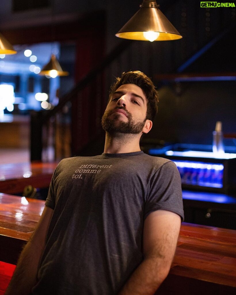 Yannick De Martino Instagram - Je me suis procuré ce chandail pour quand je fais de la luminothérapie dans les bars. #differentcommetoi @fondationverolouis