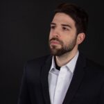Yannick De Martino Instagram - Quand tu t’habilles propre pour un événement mais tu réalises que tu t’es trompé de date et que c’était hier.