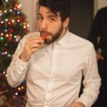 Yannick De Martino Instagram - Ohoh pris à manger un saucisson devant le sapin de noël.