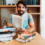 Yannick De Martino Instagram - J’ai accepté d’être l’un des ambassadeurs du mouvement « À go, on lit » qui vise à promouvoir la lecture auprès des jeunes des Laurentides et qui sera lancé le 15 octobre. Je vous invite à suivre @agoonlit pour tous les détails et pour connaitre mes suggestions de livres. Lire était quelque chose que je trouvais difficile et ennuyant plus jeune ... Tranquillement et à ma grande surprise c’est devenu une réelle passion; étant de nature anxieuse j’ai découvert que lorsque je plongeais vraiment dans un récit qui m’intéresse j’arrivais à me calmer, à oublier mes angoisses. Ça été thérapeutique pour moi en plus que beaucoup d’ouvrages m’ont grandement inspirés et fait évoluer. C’est cool évoluer ! C’est mon mot préféré mais je pense que c’est juste à cause de Pokémon... Ça me fait penser d’ailleurs que c’était surprenant que magikarp devienne un gros tabarnouche de dragon en évoluant ... en tout cas... J’aime vraiment aussi beaucoup le mot enquiquineur mais c’est rare que je peux l’utiliser ... En passant je suis très fier de tenir sur la photo le premier roman de mon très cher et vieil ami @gallaire13 !