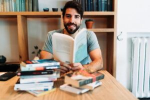 Yannick De Martino Instagram - J’ai accepté d’être l’un des  ambassadeurs du mouvement « À go, on lit » qui vise à promouvoir la lecture auprès des jeunes des Laurentides et qui sera lancé le 15 octobre. Je vous invite à suivre @agoonlit pour tous les détails et pour connaitre mes suggestions de livres.

Lire était quelque chose que je trouvais difficile et ennuyant plus jeune ... Tranquillement et à ma grande surprise c’est devenu une réelle passion; étant de nature anxieuse j’ai découvert que lorsque je plongeais vraiment dans un récit qui m’intéresse j’arrivais à me calmer, à oublier mes angoisses. Ça été thérapeutique pour moi en plus que beaucoup d’ouvrages m’ont grandement inspirés et fait évoluer. C’est cool évoluer ! C’est mon mot préféré mais je pense que c’est juste à cause de Pokémon... Ça me fait penser d’ailleurs que c’était surprenant que magikarp devienne un gros tabarnouche de dragon en évoluant ... en tout cas... J’aime vraiment aussi beaucoup le mot enquiquineur mais c’est rare que je peux l’utiliser ... En passant je suis très fier de tenir sur la photo le premier roman de mon très cher et vieil ami @gallaire13 !