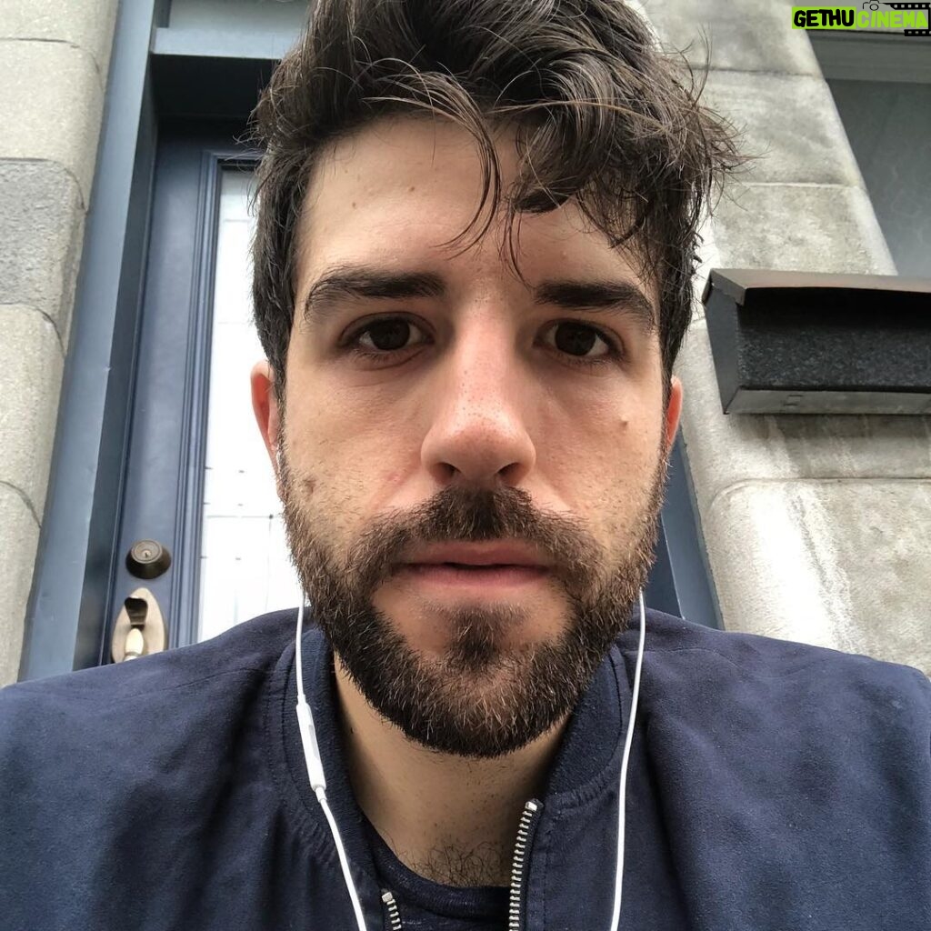 Yannick De Martino Instagram - Face de « je viens d’aller courir sans mes clés ni mes cartes et mon coloc a barré la porte ... ET IL REVIENT DIMANCHE !!!! »