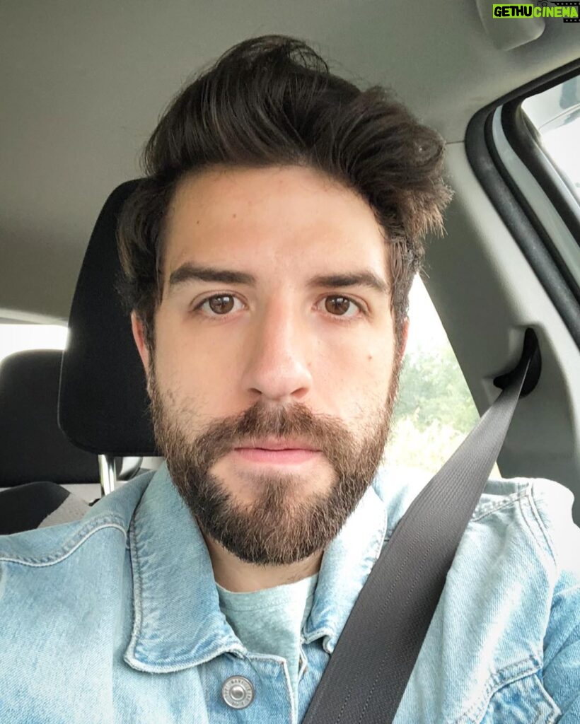 Yannick De Martino Instagram - Ma face de « bon j’ai 600 km de route à faire aujourd’hui. »