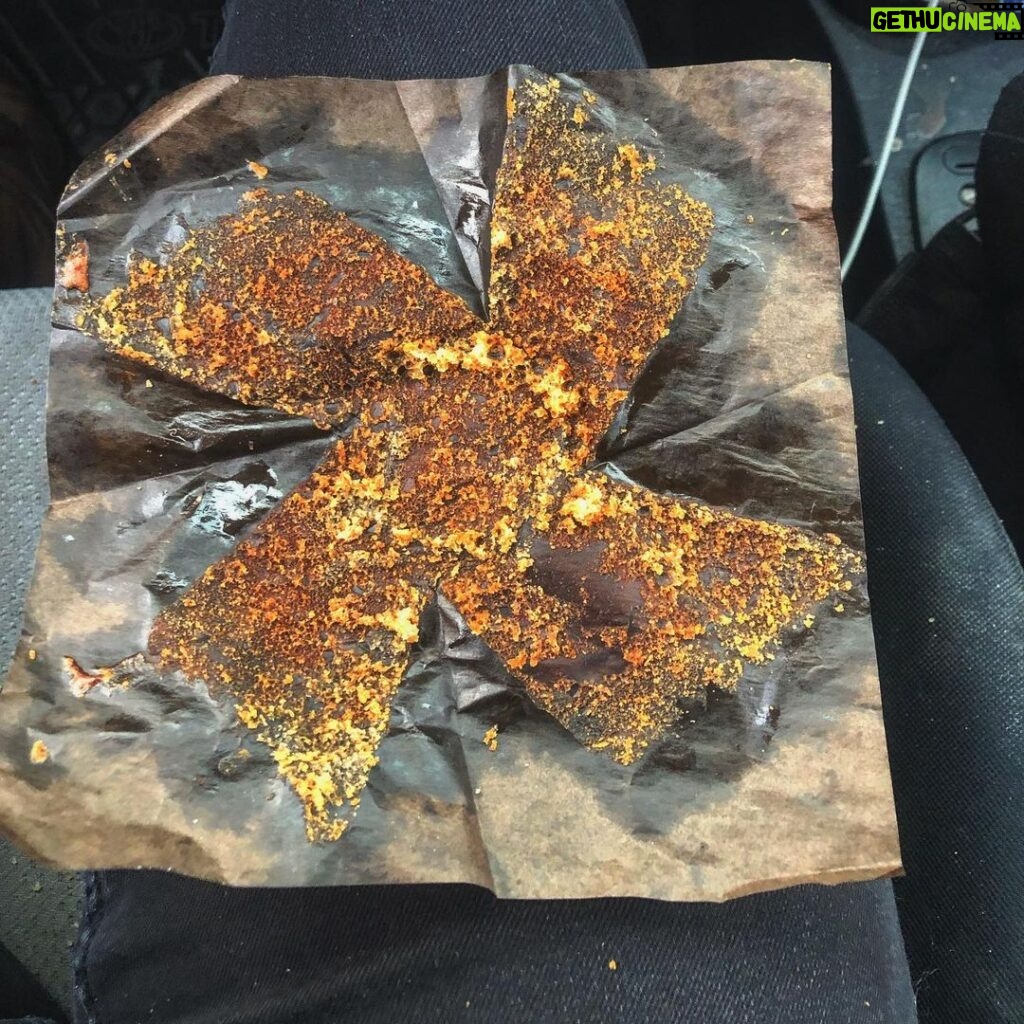 Yannick De Martino Instagram - Les résidus qu’a laissé mon muffin, lors de sa cuisson, à l’intérieur du papier qui l’emballait forment la silhouette d’une étoile de ninja. (Shuriken) Bon. J’ai crée du contenu instagram. Une affaire de faite.