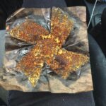 Yannick De Martino Instagram - Les résidus qu’a laissé mon muffin, lors de sa cuisson, à l’intérieur du papier qui l’emballait forment la silhouette d’une étoile de ninja. (Shuriken) Bon. J’ai crée du contenu instagram. Une affaire de faite.