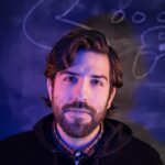 Yannick De Martino Instagram - Y'a deux questions que je reçois souvent et auxquelles j’aimerais enfin répondre; la première c’est : Connais-tu encore au moins un numéro de téléphone par cœur? Réponse : Oui. Le mien. Next ! Deuxième question : « Comment fait-on pour devenir humoriste? » Bon hmmmm. Je commencerais par vous conseiller peut-être d’attendre encore un petit peu avant de vous lancer… Je dirais la même chose à quelqu’un voulant devenir metteur en scène ou croupier. Sinon, pour vrai, je dirais simplement d’écouter le moins de conseils possibles puisque souvent les défauts une fois assumés deviennent les singularités charmantes d’un artiste. Sinon je voulais sincèrement remercier tous les gens qui sympathisent avec la difficulté que peuvent éprouver les artistes de la scène en ce moment. Pour ma part, j’ai la chance d’avoir un nouvel emploi. J’ai eu le choix dernièrement de travailler dans l’industrie du jeu vidéo ou bien de participer à Big Brother. J’ai choisi l’option qui n’allait pas capturer sur caméra ma difficulté à socialiser et m’intégrer à de nouveaux groupes. Je propose un petit lien (Pas petit dans le fond) pour toute personne intéressée aux métiers du secteur des technologies de l’information : https://www.emploisdavenir.gouv.qc.ca/liste-des-emplois/?secteur=technologie. Y’a quelques questions pour identifier son profil et s'orienter. Ça ressemble un peu à un quiz qui aurait dans le magazine « Cool », mais ça t’indique un métier tu pourrais pratiquer au lieu de te dire quel personnage de Gilmore Girls tu es. Je ne diminue pas l’impact que ça a sur la compréhension de soi savoir si tu es plus Rory, Logan ou Lorelai mais je dis juste que peut-être qu’au niveau professionnel c’est possible que ça t’aiguille un petit peu plus. Ps. Je suis conscient et reconnaissant de la chance que j’ai eue d’avoir pu me réorienter. J’ai une pensée pour tous ceux et celles pour qui c’est anxiogène en ce moment l’aspect travail… Et ce tant sur le plan monétaire que de l’estime personnel. Je souhaite le meilleur à tous. Mis à part Laurent Duvernay pour qui ça va déjà bien avec ses 14 jobs et ses nombreux bols en bois.