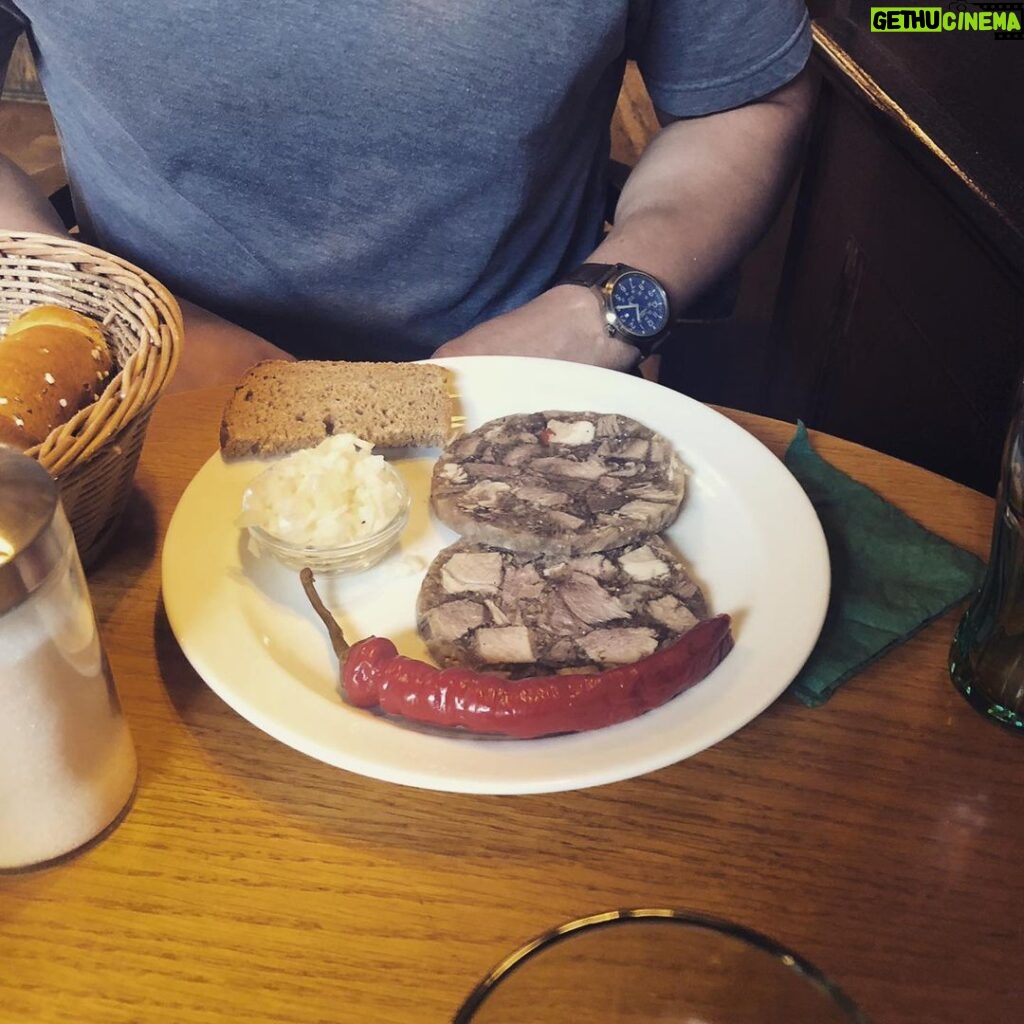 Yannick De Martino Instagram - Je viens de retrouver mes photos de soupers quand j’étais à Prague. Ça fait rêver. L’aiglefin avec les lentilles était particulièrement fade sinon j’ai sincèrement adoré la ville. Likez si vous voulez que mon contenu devienne principalement des images de nourriture pas sexy.