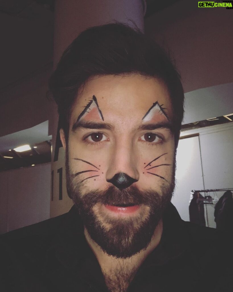 Yannick De Martino Instagram - Vous voulez la vérité !? D’accord ! J’utilise des cosmétiques en permanence parce que mes taches de naissance dans le visage ressemble à un maquillage de chat. Me voici au naturel. #nomakeupday