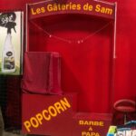 Yannick De Martino Instagram - Juste wow ! Tout est bien réfléchi ! Rouge sur du fond rouge, des promesses de pop corn et de barbe à papa qui manquent à l’appel et un nom de commerce qui a l’air d’une grosse proposition indécente. 10/10. Le paradis sur terre. Un point boni pour le truc rectangulaire avec un drap évidemment rouge par-dessus. Ça ajoute au mystère et donne l’impression qu’un magicien cheap pourrait apparaître à tout moment. 11/10.