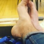 Yannick De Martino Instagram - Au fil du temps je me suis laissé prendre moi aussi par le jeu de l’influence, je vois beaucoup de gens sur les réseaux sociaux mettre en valeur leurs plus beaux attributs aux côtés d’un produit dans le but de vendre ce dernier et récolter un peu de frics en échange. Je suis donc très honnête avec vous, voici ma première pub ! Elle est pour PlayStation et je me suis servi de mes jolies pieds pour faire fructifier leurs ventes. À bientôt ! Xxx