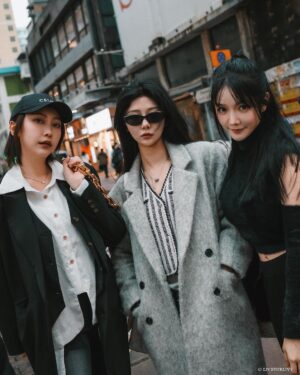 Yao Mi Instagram - 因為疫情時隔4年的香港

雖然我的青春記憶
好多喜歡的店面、餐廳消失了…

但每一處街角依然充滿驚喜♥️

跟我的充電寶創造新的回憶
@yyyrrr414 @sunyanen_

開心見到我棟哥
還幫我們留下了回憶美照📷 @liveforlive

#2024Yaomi #hongkong