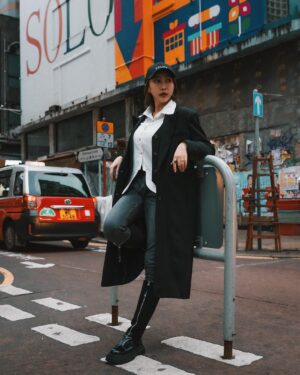 Yao Mi Instagram - 因為疫情時隔4年的香港

雖然我的青春記憶
好多喜歡的店面、餐廳消失了…

但每一處街角依然充滿驚喜♥️

跟我的充電寶創造新的回憶
@yyyrrr414 @sunyanen_

開心見到我棟哥
還幫我們留下了回憶美照📷 @liveforlive

#2024Yaomi #hongkong