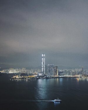 Yao Mi Instagram - 因為疫情時隔4年的香港

雖然我的青春記憶
好多喜歡的店面、餐廳消失了…

但每一處街角依然充滿驚喜♥️

跟我的充電寶創造新的回憶
@yyyrrr414 @sunyanen_

開心見到我棟哥
還幫我們留下了回憶美照📷 @liveforlive

#2024Yaomi #hongkong