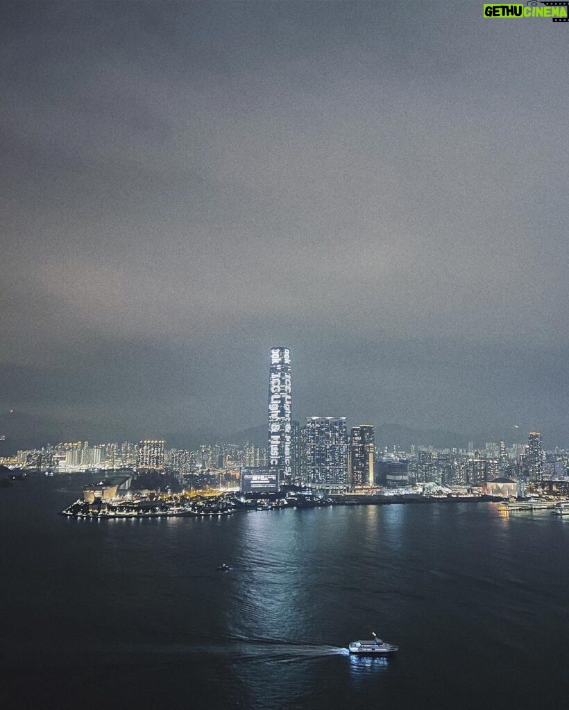 Yao Mi Instagram - 因為疫情時隔4年的香港 雖然我的青春記憶 好多喜歡的店面、餐廳消失了… 但每一處街角依然充滿驚喜♥️ 跟我的充電寶創造新的回憶 @yyyrrr414 @sunyanen_ 開心見到我棟哥 還幫我們留下了回憶美照📷 @liveforlive #2024Yaomi #hongkong Hong Kong