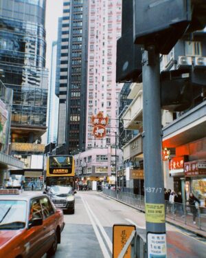 Yao Mi Instagram - 因為疫情時隔4年的香港

雖然我的青春記憶
好多喜歡的店面、餐廳消失了…

但每一處街角依然充滿驚喜♥️

跟我的充電寶創造新的回憶
@yyyrrr414 @sunyanen_

開心見到我棟哥
還幫我們留下了回憶美照📷 @liveforlive

#2024Yaomi #hongkong