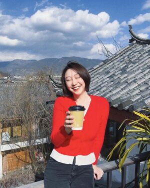 Yao Mi Instagram - 每天都被美醒 🥹

每到達一個新的地圖
就像翻閱一個新的劇本

祝願大家
新年有一個好的開端✊🏻🩵🌤️

圖5拜年新衣： @chenhui____ @chenh.official 

#2024Yaomi #龍年吉祥 #大發大福
