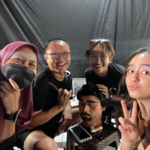 Yasamin Jasem Instagram - Template muka Rahayu setiap hari 
😠👹😒🤨😑🤡😤

shout out to @vee__ea @siskayunisarah @rinto_asshari yang dari awal ketemu udah klop tentang look nya rahayu❤️
dan selalu sabar dengan pasang surut kulit ku selama filming #Khanzab 
bahkan jadwal keramas kita bahas bareng🤣 biar continuity tetap terjaga

Terima kasih banyak untuk keseruan dan kerja sama nya kakak- kakak❤️