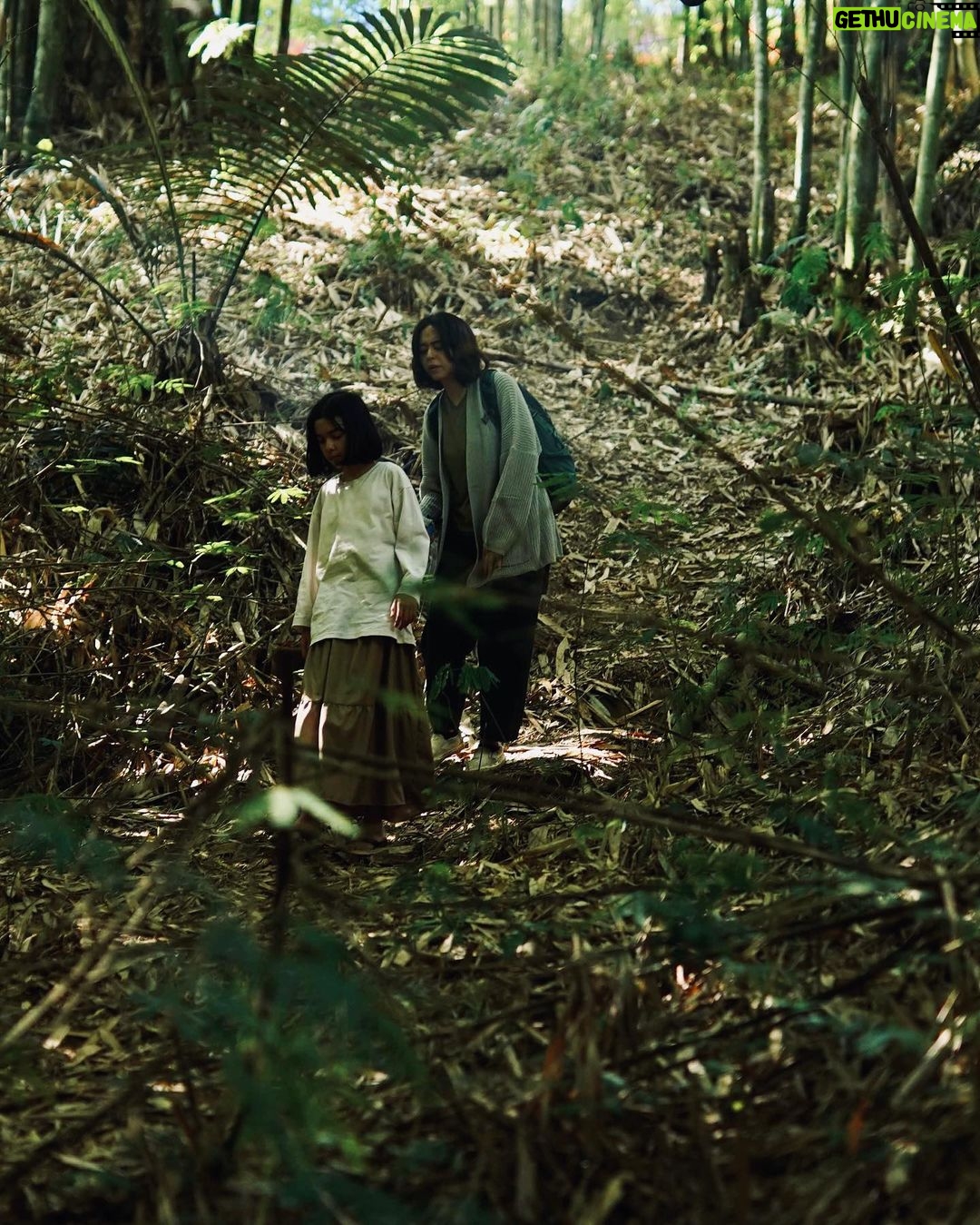 Yasamin Jasem Instagram - Fun Fact Pamali Dusun Pocong tahukah kamu sebenarnya scene hutan bambu ini ditake pada siang hari, dengan bantuan @edbert_joshua & @iamwillchandra dan team scene nya bisa jadi malam🤫 dan juga jembatan bambu yang dibuat oleh Pak Budi @budiriyanto54 Art Director dari @pamalimovie tidak lama sebelum kita take scene tersebut🖤 Thank you for letting me be in this project mas @bobbyprasetyo 🙏🏻😭