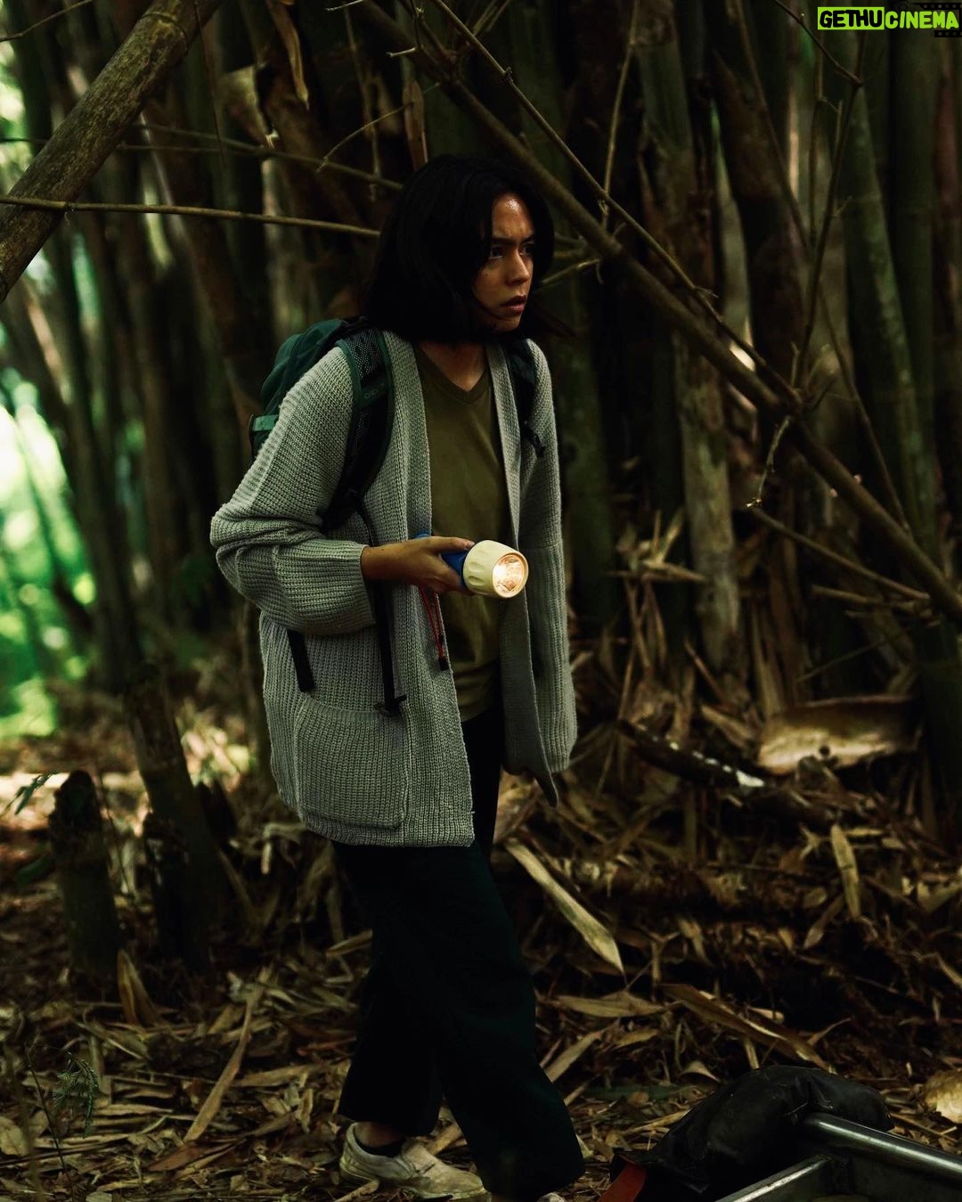 Yasamin Jasem Instagram - Fun Fact Pamali Dusun Pocong tahukah kamu sebenarnya scene hutan bambu ini ditake pada siang hari, dengan bantuan @edbert_joshua & @iamwillchandra dan team scene nya bisa jadi malam🤫 dan juga jembatan bambu yang dibuat oleh Pak Budi @budiriyanto54 Art Director dari @pamalimovie tidak lama sebelum kita take scene tersebut🖤 Thank you for letting me be in this project mas @bobbyprasetyo 🙏🏻😭