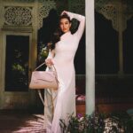 Yasmin Sabri Instagram - #Exclusive: A true celebration of Egyptian collaboration and creativity, #Okhtein’s spring/summer 2024 collection sees none other than actor #YasmineSabri taking on the role of designer alongside sisters and co-founders Mounaz and Aya Abdelraouf. The Jasmine capsule — which launches on December 7 — features a brand new Yasmine bag in a range of colors, along with three new styles of sunglasses, all created with Sabri’s elegant aesthetic and Okhtein’s signature style in mind. Head to Vogue.me for a first look at the collection, and to find out where and how you can shop the new drop. #حصريًا: في احتفاء حقيقي بالتعاون والإبداع المصري، لم تجد #أختين أفضل من النجمة #ياسمين_صبري لتقوم بمهمة تصميم مجموعة ربيع وصيف 2024 مع الشقيقتين المؤسستين للعلامة، موناز وآية عبد الرؤوف. وتقدم مجموعة “ياسمين” المصغرة - التي ستطلقها العلامة يوم 7 ديسمبر – حقيبة “ياسمين” بشكل جديد تمامًا وبتشكيلة من الألوان، إلى جانب ثلاثة موديلات جديدة من النظارات الشمسية، مصممة جميعًا وفقًا للجماليات الأنيقة للفنانة ياسمين صبري وأسلوب “أختين” المميز. تفضلي بزيارة موقعنا الإلكتروني للاطلاع على اللقطات الأولى للمجموعة ومعرفة من أين وكيف يمكنك اقتناء هذه المجموعة الجديدة.