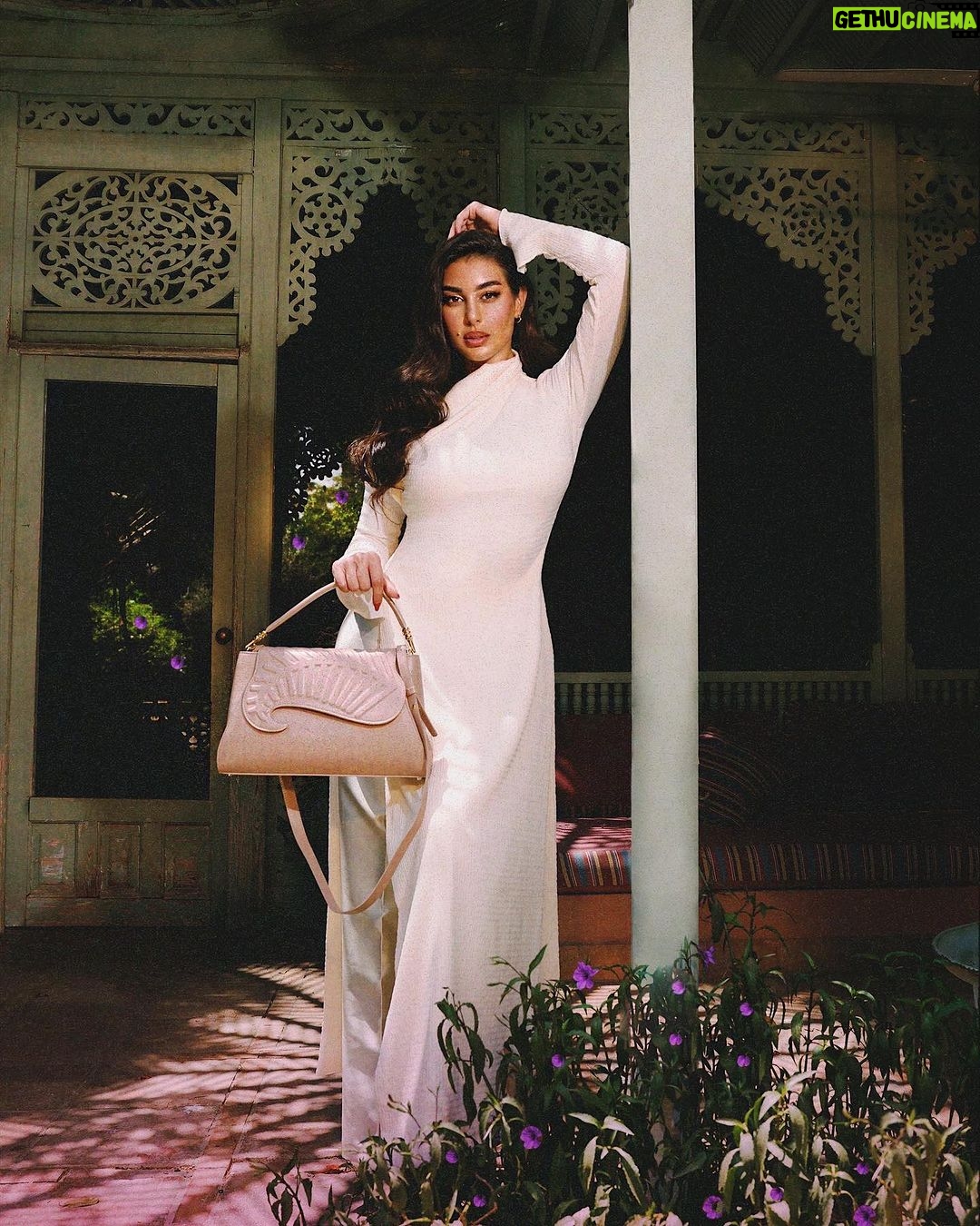 Yasmin Sabri Instagram - #Exclusive: A true celebration of Egyptian collaboration and creativity, #Okhtein’s spring/summer 2024 collection sees none other than actor #YasmineSabri taking on the role of designer alongside sisters and co-founders Mounaz and Aya Abdelraouf. The Jasmine capsule — which launches on December 7 — features a brand new Yasmine bag in a range of colors, along with three new styles of sunglasses, all created with Sabri’s elegant aesthetic and Okhtein’s signature style in mind. Head to Vogue.me for a first look at the collection, and to find out where and how you can shop the new drop. #حصريًا: في احتفاء حقيقي بالتعاون والإبداع المصري، لم تجد #أختين أفضل من النجمة #ياسمين_صبري لتقوم بمهمة تصميم مجموعة ربيع وصيف 2024 مع الشقيقتين المؤسستين للعلامة، موناز وآية عبد الرؤوف. وتقدم مجموعة “ياسمين” المصغرة - التي ستطلقها العلامة يوم 7 ديسمبر – حقيبة “ياسمين” بشكل جديد تمامًا وبتشكيلة من الألوان، إلى جانب ثلاثة موديلات جديدة من النظارات الشمسية، مصممة جميعًا وفقًا للجماليات الأنيقة للفنانة ياسمين صبري وأسلوب “أختين” المميز. تفضلي بزيارة موقعنا الإلكتروني للاطلاع على اللقطات الأولى للمجموعة ومعرفة من أين وكيف يمكنك اقتناء هذه المجموعة الجديدة.