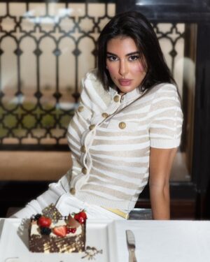 Yasmine Sabry Instagram - 💛 💛

Makeup @nora1352 💖