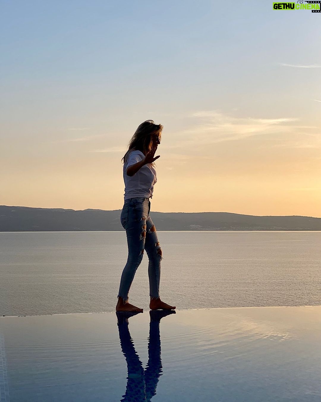 Yasmina Filali Instagram - Du kannst niemals alle mit deinem Tun begeistern. Selbst wenn Du übers Wasser laufen könntest, kommt einer daher und fragt, ob du zu blöd zum schwimmen bist. #beauty #love #beautiful #fashion #makeup #instagood #photography #style #model #photooftheday #like #instagram #skincare #art #follow #cute #girl #nature #photo #picoftheday #happy #smile #bhfyp #life #hair #me #selfie #makeupartist #myself Split, Croatia