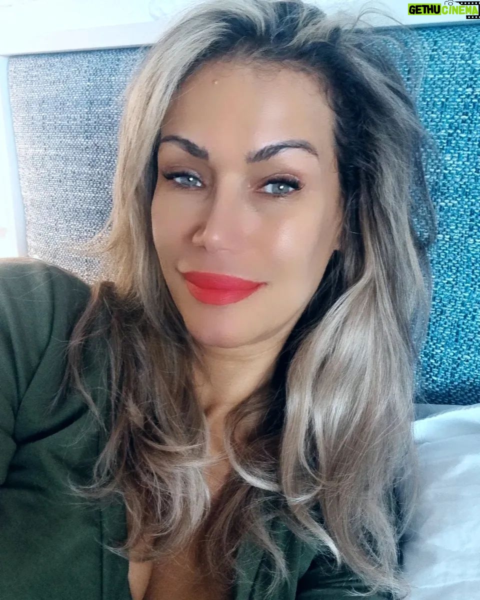 Yasmina Filali - 1.4K Likes - #redlips #holidays #sunshine #relax