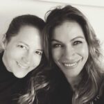 Yasmina Filali Instagram - Ich möchte dein Leben feiern und nicht Deinen Tod. Ich möchte daran denken wie ich letztes Jahr auf Deinem Geburtstag war, und nicht auf Deiner Beerdigung. Ich möchte daran denken wie wir lauthals auf einem Helene Fischer Konzert gesungen haben zu dem Du mich gezwungen hast, und nicht an Deine Stimme die im Laufe dieser Krankheit immer leiser wurde. Ich möchte mich immer daran erinnern, daß niemand so sehr über meine Witze gelacht hat wie Du, wenige so sehr an mich geglaubt haben wie Du es getan hast, niemand- wirklich niemand- so toll aufräumen kann wie Du😉.Und ich hoffe, die letzten Tage die wir miteinander im Hospiz verbracht haben, irgendwann einmal vergessen zu können. Ich verspreche Dir auf jedes Helene Fischer Konzert zu gehen und lauter zu singen als Helene, und ich verspreche Dir, Dich im nächsten Leben wiederzufinden, damit wir wieder die Freunde werden, die wir auch in diesem Leben waren.Happy Birthday mein Schatz ❤️#Ines #51 #friendswillbefriends #righttilltheend #missyou #loveyou