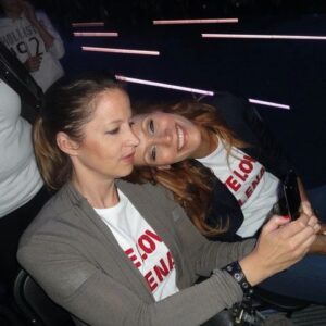 Yasmina Filali Instagram - Ich möchte dein Leben feiern und nicht Deinen Tod. Ich möchte daran denken wie ich letztes Jahr auf Deinem Geburtstag war, und nicht auf Deiner Beerdigung. Ich möchte daran denken wie wir lauthals auf einem Helene Fischer Konzert gesungen haben zu dem Du mich gezwungen hast, und nicht an Deine Stimme die im Laufe dieser Krankheit immer leiser wurde. Ich möchte mich immer daran erinnern, daß niemand so sehr über meine Witze gelacht hat wie Du, wenige so sehr an mich geglaubt haben wie Du es getan hast, niemand- wirklich niemand- so toll aufräumen kann wie Du😉.Und ich hoffe, die letzten Tage die wir miteinander im Hospiz verbracht haben, irgendwann einmal vergessen zu können. Ich verspreche Dir auf jedes Helene Fischer Konzert zu gehen und lauter zu singen als Helene, und ich verspreche Dir, Dich im nächsten Leben wiederzufinden, damit wir wieder die Freunde werden, die wir auch in diesem Leben waren.Happy Birthday mein Schatz ❤️#Ines #51 #friendswillbefriends #righttilltheend #missyou #loveyou
