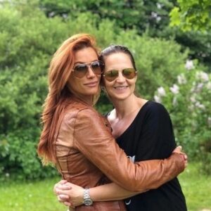 Yasmina Filali Instagram - Ich möchte dein Leben feiern und nicht Deinen Tod. Ich möchte daran denken wie ich letztes Jahr auf Deinem Geburtstag war, und nicht auf Deiner Beerdigung. Ich möchte daran denken wie wir lauthals auf einem Helene Fischer Konzert gesungen haben zu dem Du mich gezwungen hast, und nicht an Deine Stimme die im Laufe dieser Krankheit immer leiser wurde. Ich möchte mich immer daran erinnern, daß niemand so sehr über meine Witze gelacht hat wie Du, wenige so sehr an mich geglaubt haben wie Du es getan hast, niemand- wirklich niemand- so toll aufräumen kann wie Du😉.Und ich hoffe, die letzten Tage die wir miteinander im Hospiz verbracht haben, irgendwann einmal vergessen zu können. Ich verspreche Dir auf jedes Helene Fischer Konzert zu gehen und lauter zu singen als Helene, und ich verspreche Dir, Dich im nächsten Leben wiederzufinden, damit wir wieder die Freunde werden, die wir auch in diesem Leben waren.Happy Birthday mein Schatz ❤️#Ines #51 #friendswillbefriends #righttilltheend #missyou #loveyou