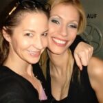 Yasmina Filali Instagram - Ich möchte dein Leben feiern und nicht Deinen Tod. Ich möchte daran denken wie ich letztes Jahr auf Deinem Geburtstag war, und nicht auf Deiner Beerdigung. Ich möchte daran denken wie wir lauthals auf einem Helene Fischer Konzert gesungen haben zu dem Du mich gezwungen hast, und nicht an Deine Stimme die im Laufe dieser Krankheit immer leiser wurde. Ich möchte mich immer daran erinnern, daß niemand so sehr über meine Witze gelacht hat wie Du, wenige so sehr an mich geglaubt haben wie Du es getan hast, niemand- wirklich niemand- so toll aufräumen kann wie Du😉.Und ich hoffe, die letzten Tage die wir miteinander im Hospiz verbracht haben, irgendwann einmal vergessen zu können. Ich verspreche Dir auf jedes Helene Fischer Konzert zu gehen und lauter zu singen als Helene, und ich verspreche Dir, Dich im nächsten Leben wiederzufinden, damit wir wieder die Freunde werden, die wir auch in diesem Leben waren.Happy Birthday mein Schatz ❤️#Ines #51 #friendswillbefriends #righttilltheend #missyou #loveyou
