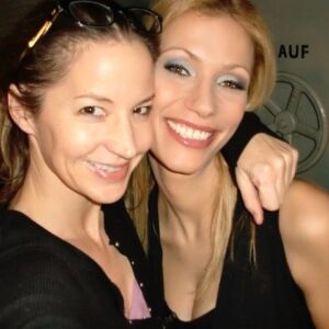 Yasmina Filali Instagram - Ich möchte dein Leben feiern und nicht Deinen Tod. Ich möchte daran denken wie ich letztes Jahr auf Deinem Geburtstag war, und nicht auf Deiner Beerdigung. Ich möchte daran denken wie wir lauthals auf einem Helene Fischer Konzert gesungen haben zu dem Du mich gezwungen hast, und nicht an Deine Stimme die im Laufe dieser Krankheit immer leiser wurde. Ich möchte mich immer daran erinnern, daß niemand so sehr über meine Witze gelacht hat wie Du, wenige so sehr an mich geglaubt haben wie Du es getan hast, niemand- wirklich niemand- so toll aufräumen kann wie Du😉.Und ich hoffe, die letzten Tage die wir miteinander im Hospiz verbracht haben, irgendwann einmal vergessen zu können. Ich verspreche Dir auf jedes Helene Fischer Konzert zu gehen und lauter zu singen als Helene, und ich verspreche Dir, Dich im nächsten Leben wiederzufinden, damit wir wieder die Freunde werden, die wir auch in diesem Leben waren.Happy Birthday mein Schatz ❤️#Ines #51 #friendswillbefriends #righttilltheend #missyou #loveyou