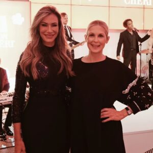 Yasmina Filali Instagram - Was für ein schöner Abend mit so vielen tollen Frauen.Ich hatte das Vergnügen mit @nicola an einem Tisch sitzen zu dürfen( was ist das Mädchen schön!). Neben mir saß mein Schauspielkollege ( einer der wenigen Männer an dem Abend) @manou_lubowski .Wir haben zusammen einmal die #kuestenwache gedreht und hatten damals schon viel zu lachen. Aber die größte Freude habe ich meiner Tochter Sam gemacht als ich ein Bild mir ihrem Idol aus #gossipgirl @kellyrutherford gemacht habe😍Danke @moncherie.deutschland und @bwmcommunications für die tolle Einladung ❤️#glück #glücklich  #glücklichsein  #liebe #erfolg #zitate  #selbstliebe #gedanken #zufriedenheit #achtsamkeit #ziele  #dankbarkeit