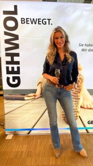 Yasmina Filali Instagram - #werbung Was für ein tolles Event bei @gehwol_de . Ich wurde eingeladen einen #Workshop für den Gehwol Testerclub abzuhalten. Ein Workshop rund um das Thema #socialmedia. Ich habe so großartige Frauen kennengelernt, wahrscheinlich mehr von Euch gelernt als umgekehrt und war sehr dankbar für jedes einzelne Gespräch.Vielen Dank an Gehwol ,für diese einzigartige Gelegenheit #frauenpower #socialmediaworkshop #testerclub #gtc #danke #youtube #luebbecke