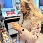Yasmina Filali Instagram - Ich habe euch noch ein kleines Video von meinem Trip nach Berlin zusammengestellt - hoffe euch gefällt’s.🙂 Ich habe in Berlin eine kleine Tour durch @douglas_cosmetics gemacht - zu Recherche Zwecken. 😉 Habt Ihr Tipps für mich, was ich an Neuheiten unbedingt nochmal testen sollte? Ab Pflege oder Make Up - ich freue mich auf eure Tipps! Schreibt sie mir einfach in die Kommentare oder als PN. #makeup #douglas #berlincalling #fashionweek2023 #yasminafilali #beautycall #beauty #tipps #dankbar #berlin #loreal #hudamakeup #shoppingtour Berlin, Germany