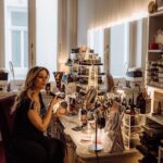 Yasmina Filali Instagram - Mein Schminkzimmer und ich 😍 - soll ich Euch demnächst mal mitnehmen und euch ein paar mehr Details zeigen? Eine kleine Roomtour mit Blick hinter die Kulissen….😉 #makeup #roomtour #yasminafilali #makeupartist #beauty #makeuproom #loveit #wow #makeupturorial #makeupgoals #makeupidea #makeuplove #glammakeup #mua #makeuppro #makeuptransformation #makeuptime #makeuptutorial