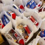 Yasmina Filali Instagram - Vielen Dank für all die fleißigen Helfer und Helferinnen gestern und tausend Dank für all die tollen Spenden!!! 🎅🎄❤️ Von Obst und Brot, über wärmende Kleidung und nützliche Isomatten und Schlafsäcke war wirklich alles dabei! Danke!! Euch allen noch einen wunderschönen zweiten Weihnachtstag ❤️ Liebst Mina & Franzi #danke #helpinghands #dankbar #weihnachten #froheweihnachten #040 #hamburg #freudeschenken #freudeschenken2022 Hamburg Hbf