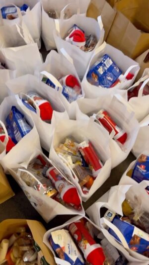 Yasmina Filali Instagram - Vielen Dank für all die fleißigen Helfer und Helferinnen gestern und tausend Dank für all die tollen Spenden!!! 🎅🎄❤️
Von Obst und Brot, über wärmende Kleidung und nützliche Isomatten und Schlafsäcke war wirklich alles dabei! Danke!! Euch allen noch einen wunderschönen zweiten Weihnachtstag ❤️ 

Liebst Mina & Franzi 

#danke #helpinghands #dankbar #weihnachten #froheweihnachten #040 #hamburg #freudeschenken #freudeschenken2022