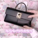 Yasuda Momone Instagram – お待たせしました🎀

小さいのにいっぱい入るのありがたい໒꒰ྀ˶•༝•˶꒱ྀིა
#frenchgirly #girly #フレンチガーリー #pink #ピンク加工 #girlyfashion #girl #ガーリー #mycafune #カフネバッグ #バッグの中身