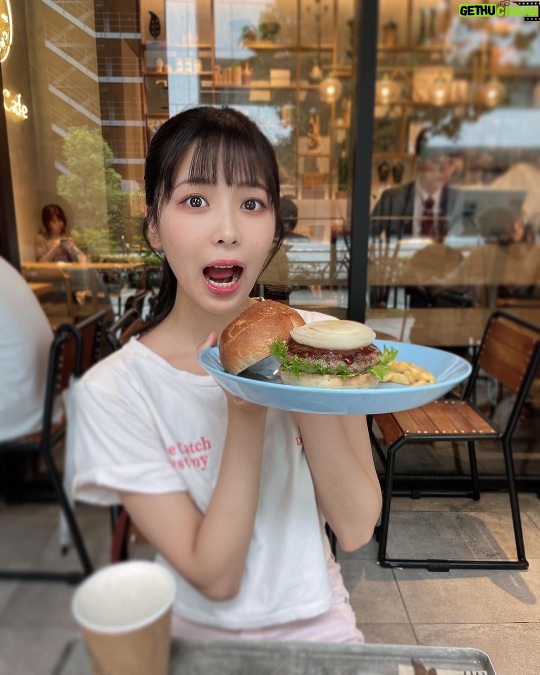 Yasuda Momone Instagram - đ¤đđ¤ . . . įžåŗããããĒããŽãã㨠ãããããŠããŠãĒããžãđĢ . . . #osaka #cafe #æĸ
į°ãŠãŗã