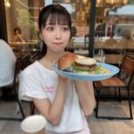 Yasuda Momone Instagram - 🤍🍔🤍 . . . 美味しそうなものあると おめめキラキラなります💫 . . . #osaka #cafe #梅田ランチ